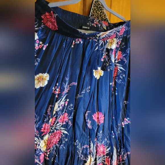 Blue floral 1x torrid maxi skirt pre owned with 2 slits - Picture 4 of 6